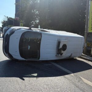 besiktasta otobusle carpisan minibus devrildi 8Cvgq9Kk