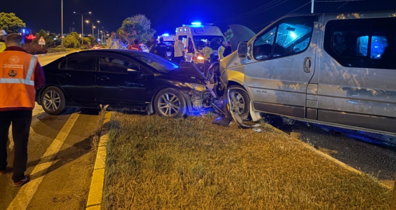 sivassporlu futbolculari tasiyan arac kaza yapti 3u sporcu 5 yarali ImQ9x4tZ