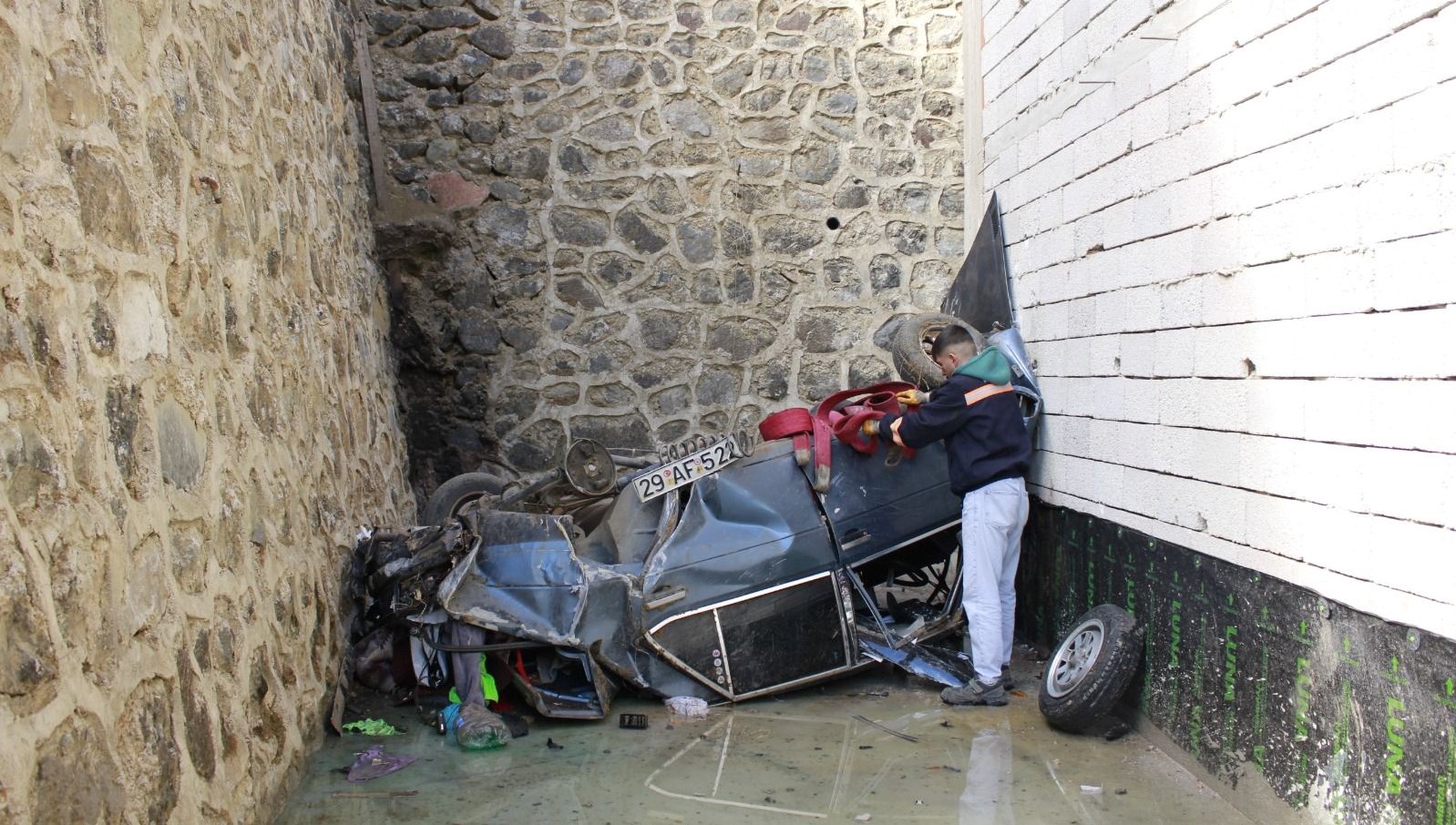 60 metrelik ucurumdan asagiya yuvarlandi QG3nrBAU.jpg