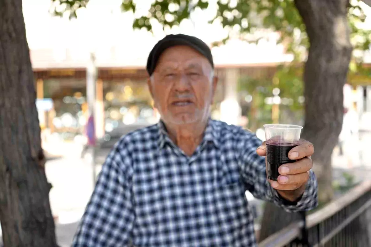 86 yasindaki usta 40 yildir dogal karadut suyu satiyor gc1IwMt2.jpg