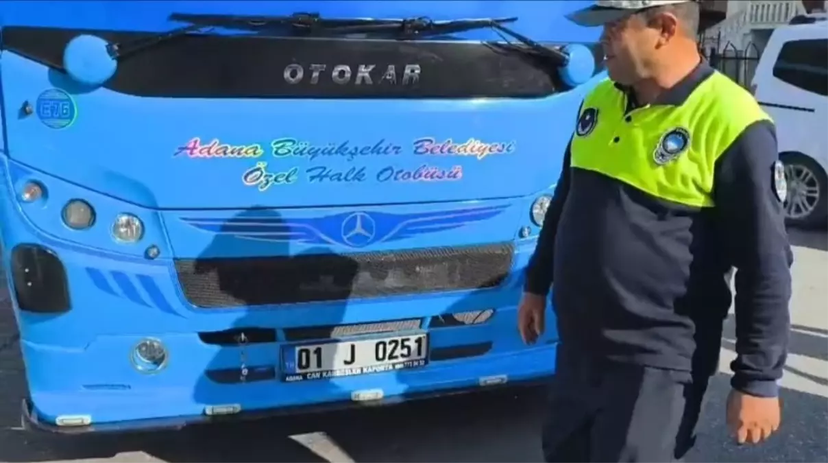 adanada otobus kapisina asili yolculuk mkhinqwU.jpg