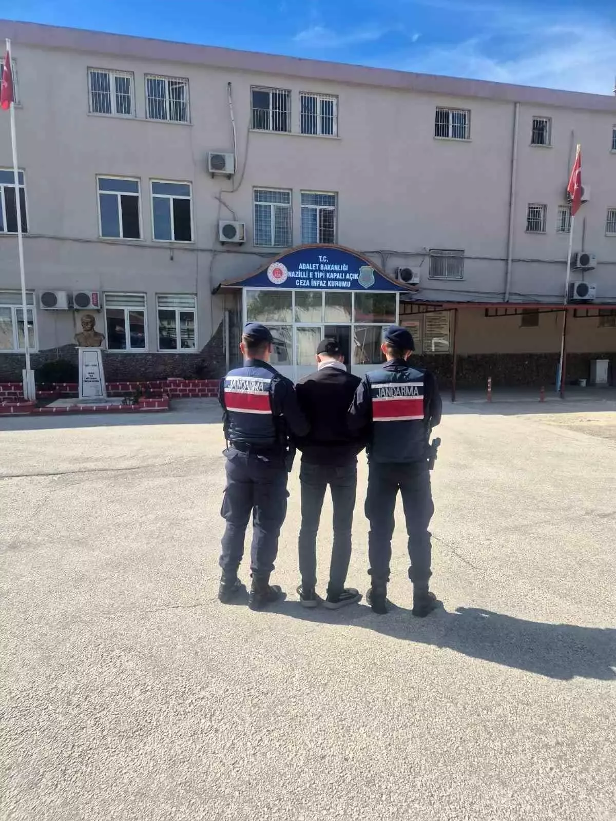 aranan hirsiz jandarma tarafindan yakalandi FaSXYQib.jpg