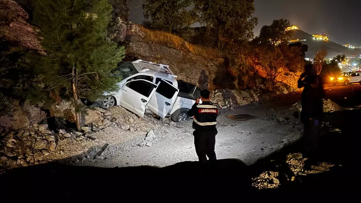 mardinde trafik kazasi surucu umke tarafindan kurtarildi RLBR4qxh.jpg