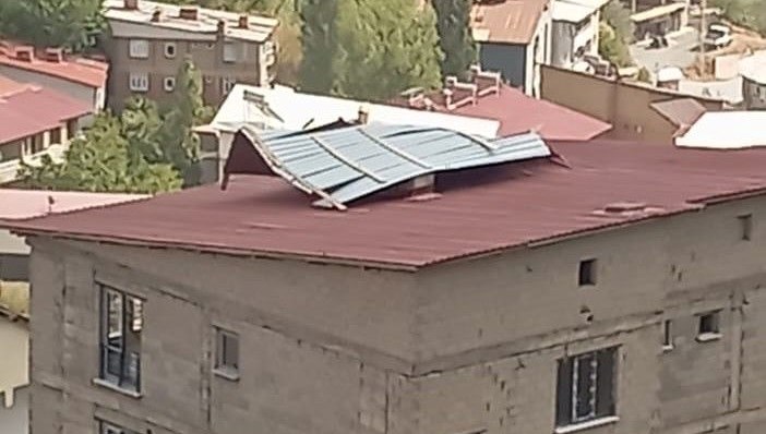 meteoroloji uyarmisti firtina catilari ucurdu MyvKjltt.jpg