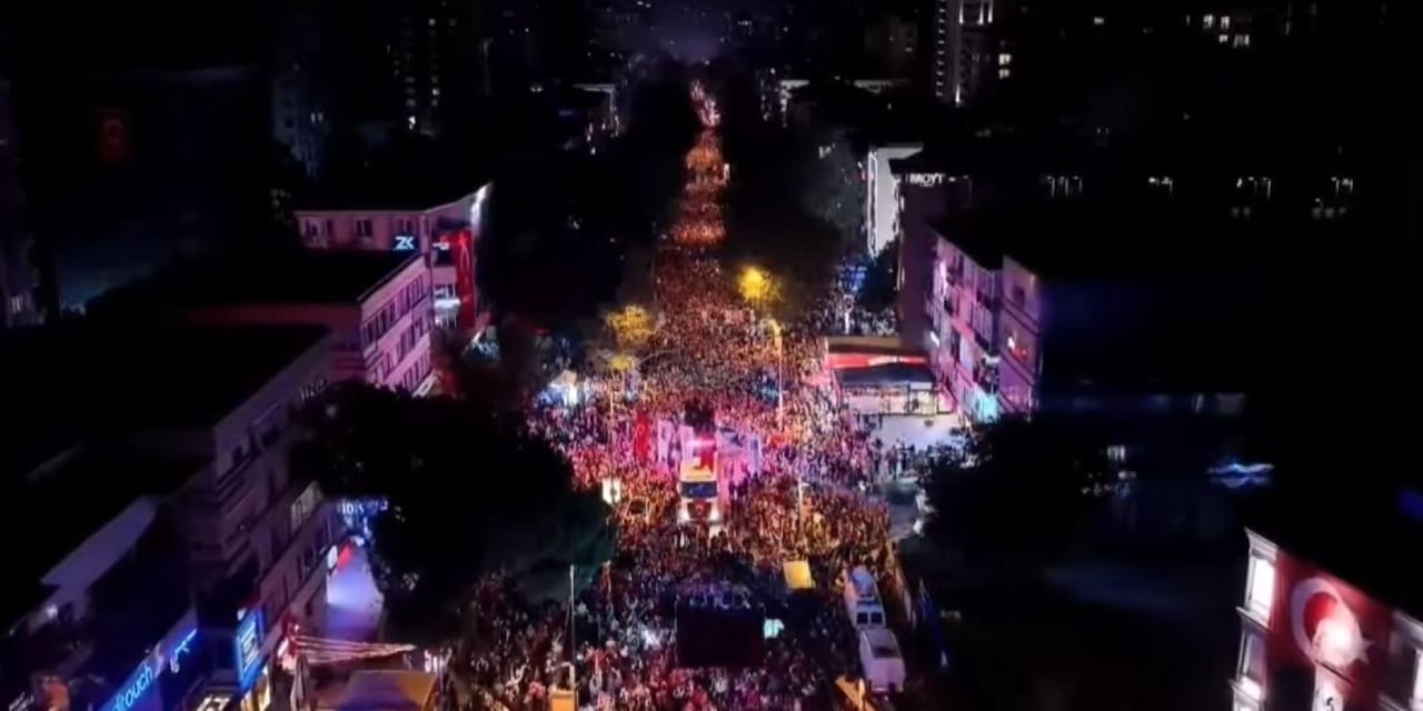 on binler kadikoye akin etti bagdat caddesinde cumhuriyet bayrami coskusu P3CmrEdu.jpg