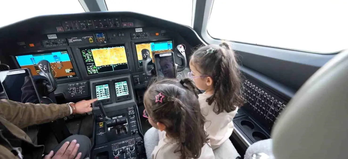 ulastirma bakani ucak inislerini izleyen ikiz kardesleri agirladi y1937XDL