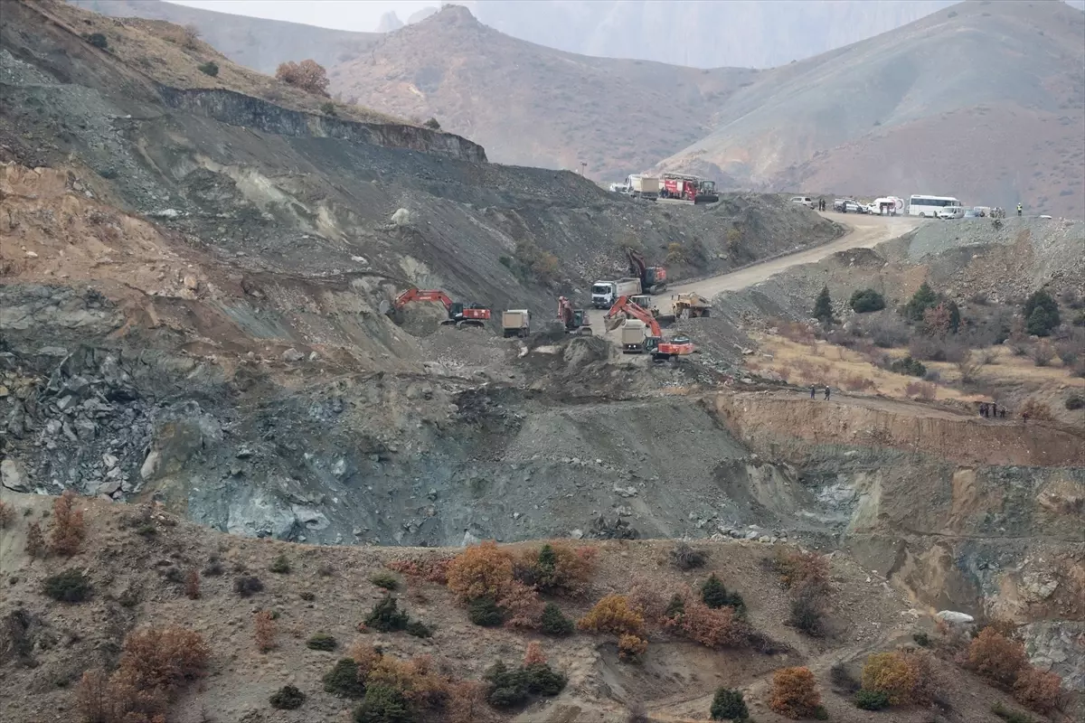 Divriği’de Göçükte Kayıp Arama Ara Verildi