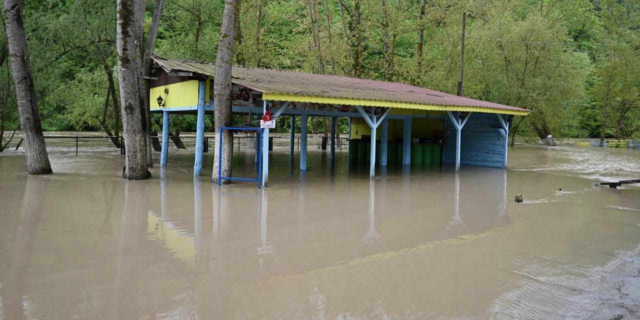 duzcede-taskinlar-yasandi-tarim-arazileri-ve-isletmeleri-su-basti-LK2rPsLK