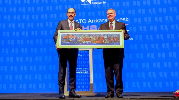 MİT Başkanı Kalın’dan NATO Genel Sekreter Yardımcısı Bray’e anlamlı hediye